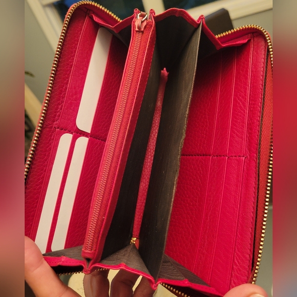 GUCCI Pebbled Calfskin Soho Zip Around Wallet Tabasco Red - Picture 2 of 14